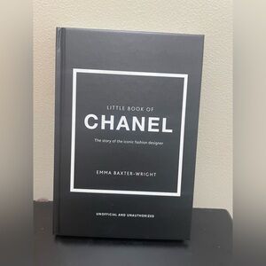 CHANEL Black and White Fashion Book
